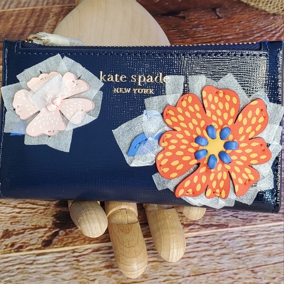 kate spade New York Dottie Bloom Flower Appliqué Leather Bifold Wallet NWT - Picture 1 of 15